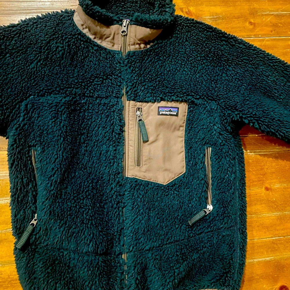 Boys Patagonia hunter green fleece. perfect for the Fall and Winter months.